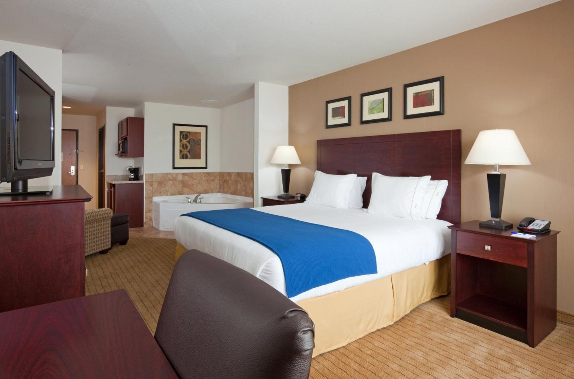 Express & By Ihg Antigo