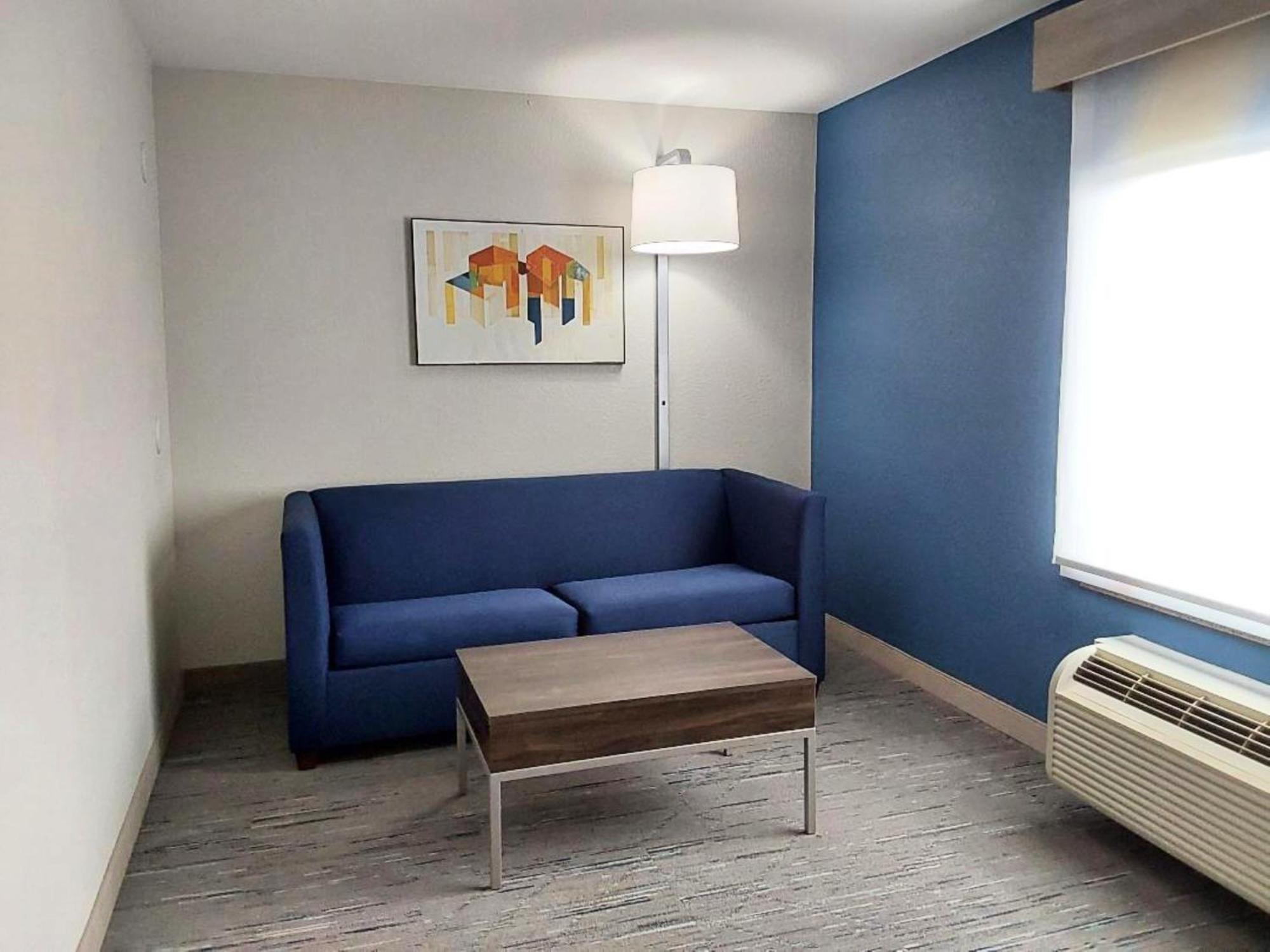 Express & By Ihg Hotel Antigo